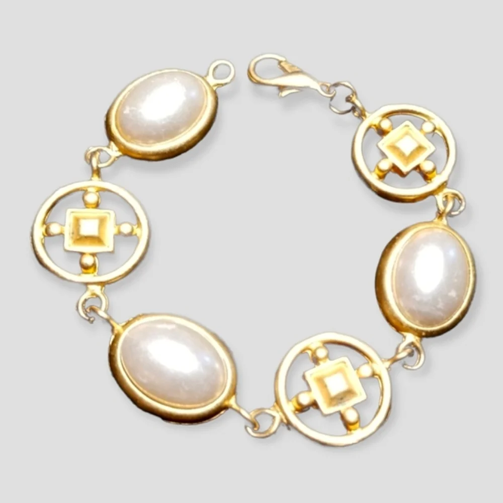Vintage Mid Century Faux Pearl Brushed Goldtone Metal Lobster Clasp Bracelet - Picture 3 of 12